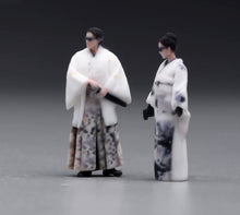 Load image into Gallery viewer, 1:64 Painted Figure Model Miniature Resin Sand Kimono Style Couple Man Woman