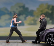 Load image into Gallery viewer, 1:24 Painted Figure Model Miniature Resin Diorama Sand Street Couple Set