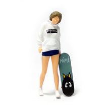 Load image into Gallery viewer, 1:64 Painted Figure Mini Model Miniature Resin Diorama Sand Skate Board Couple