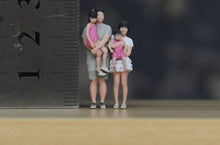 Load image into Gallery viewer, 1:24 Painted Figure Model Miniature Resin Diorama Sand Family Four Dad Mom Kids