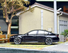 Load image into Gallery viewer, Howie 1:64 Black F90 M5 Sedan Sports Model Diecast Metal Car New Collection