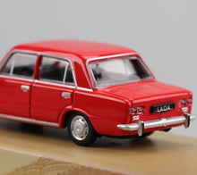 Load image into Gallery viewer, Perka 1:64 Red 1970 LADA 2101 Classic Vintage Model Diecast Metal Car New Collection