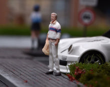 Load image into Gallery viewer, 1:64 Painted Figure Model Miniature Resin Diorama Toy Sand Casual Man Standing