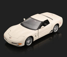 Load image into Gallery viewer, Maisto 1:24 White Corvette Z06 Coupe Racing Sports Model Diecast Metal Car New Collection