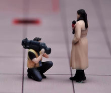 Load image into Gallery viewer, 1:64 Painted Figure Model Miniature Resin Diorama street interview Host Camera B