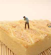 Load image into Gallery viewer, 1:64 Painted Figure Model Miniature Resin Diorama Sand BBQ Outdoor Picnic Party