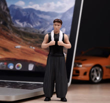 Load image into Gallery viewer, 1:24 Painted Figure Model Miniature Resin Diorama Mechanic Worker Man Towel Boy