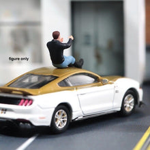 Load image into Gallery viewer, 1:64 Painted Unpainted Figure Model Miniature Resin Diorama Sand Toy Drving Man