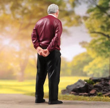 Load image into Gallery viewer, 1:64 Painted Figure Model Miniature Resin Diorama Sand Elderly Old Folks Man