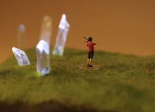 Load image into Gallery viewer, 1:64 Painted Figure Model Miniature Resin Diorama Sand Playing Violin Boy Music