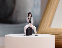 Load image into Gallery viewer, 1:64 Painted Figure Model Miniature Resin Diorama Toy Sand Street Singing Girl