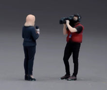 Load image into Gallery viewer, 1:64 Painted Figure Model Miniature Resin Diorama street interview Host Camera
