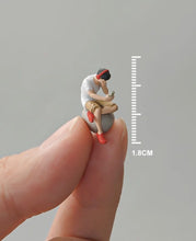 Load image into Gallery viewer, 1:64 Painted Figure Mini Model Miniature Resin Diorama Sand Headset Boy Sitting New