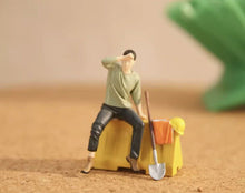 Load image into Gallery viewer, 1:64 Painted Figure Mini Model Miniature Resin Diorama Sand Road Repair Workers Collection