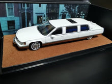 Load image into Gallery viewer, XG 1:64 White Fleetwood Sedan Limousine Classic Model Diecast Metal Car New