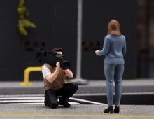 Load image into Gallery viewer, 1:24 Painted Figure Model Miniature Resin Diorama Sand Journalist Interview Set