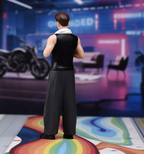 Load image into Gallery viewer, 1:24 Painted Figure Model Miniature Resin Diorama Mechanic Worker Man Towel Boy