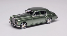 Load image into Gallery viewer, GFCC 1:64 1965 Silver Cloud III Classic Luxury Model Diecast Metal Car New