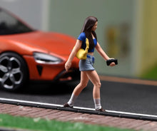 Load image into Gallery viewer, 1:24 Painted Figure Model Miniature Resin Diorama Sand Walking Girl Blue Top