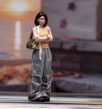 Load image into Gallery viewer, 1:24 Painted Figure Model Miniature Resin Diorama Cool Lady Short Hair Casual