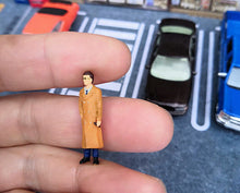 Load image into Gallery viewer, 1:64 Painted Figure Mini Model Miniature Resin Diorama Wind Coat Lady Man Couple