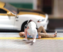 Load image into Gallery viewer, 1:64 Painted Figure Model Miniature Resin Diorama Sand Emergency Aid Lady Man