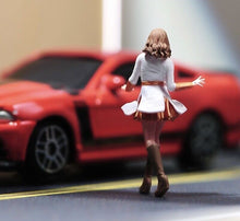 Load image into Gallery viewer, 1:64 Painted Unpainted Figure Model Miniature Resin Diorama Sand Walking Lady