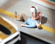 Load image into Gallery viewer, 1:64 Painted Figure Model Miniature Resin Diorama Sand Emergency Aid Lady Man