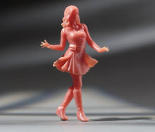 Load image into Gallery viewer, 1:64 Painted Unpainted Figure Model Miniature Resin Diorama Sand Walking Lady