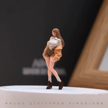 Load image into Gallery viewer, 1:24 Painted Figure Model Miniature Resin Diorama Sand Long Hair Walking Lady
