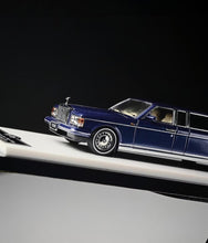 Load image into Gallery viewer, GFCC 1:64 HEC Blue 1998 Silver Spur Park Ward Model Diecast Metal Car New Collection