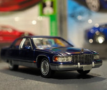 Load image into Gallery viewer, GOC 1:64 Blue Fleetwood Naiska Garage Classic Model Diecast Metal Car New Collection