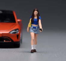 Load image into Gallery viewer, 1:24 Painted Figure Model Miniature Resin Diorama Sand Walking Girl Blue Top