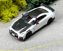 Load image into Gallery viewer, Inno 1:64 JDM White Carbon GT-R R35 NISMO Sports Model Diecast Metal Car New Collection