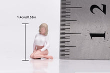 Load image into Gallery viewer, 1:64 Painted Figure Model Miniature Resin Sand Kneeling Beauty Woman Girl Blond
