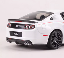 Load image into Gallery viewer, Maisto 1:24 White 2014 Mustang Street Racer Sports Model Diecast Metal Car New Collection