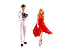 Load image into Gallery viewer, 1:64 Painted Figure Model Miniature Resin Diorama Proposing Man Pretty Woman
