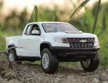 Load image into Gallery viewer, Maisto 1:27 White 2017 Colorado ZR2 Pickup Off Road Model Diecast Metal Car