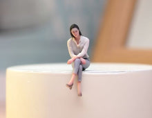 Load image into Gallery viewer, 1:64 Painted Figure Model Miniature Resin Diorama White Lady Sitting Crossed Leg