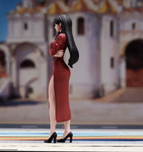 Load image into Gallery viewer, 1:24 Painted Figure Model Miniature Resin Diorama Sexy Red Dress Lady Woman Sand