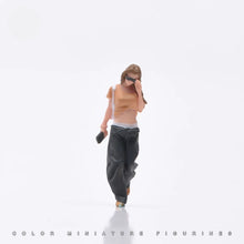 Load image into Gallery viewer, 1:24 Painted Figure Model Miniature Resin Diorama Sand Walking Sunglasses Girl