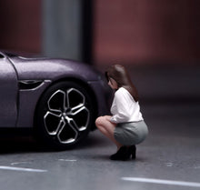 Load image into Gallery viewer, 1:64 Painted Figure Model Miniature Resin Sand Crouching Lady Beauty Suit Woman