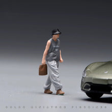 Load image into Gallery viewer, 1:24 Painted Figure Model Miniature Resin Diorama Sand Fashion Man With Hat