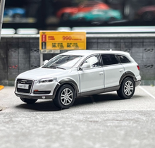 Load image into Gallery viewer, Masdi 1:64 2008 White Q7 FSI Quattro SUV Sports Model Diecast Metal Car BN