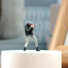 Load image into Gallery viewer, 1:24 Painted Figure Model Miniature Resin Diorama Sand Photographer Man Stand