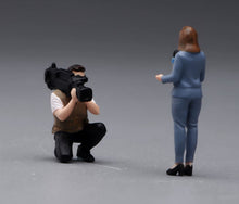 Load image into Gallery viewer, 1:24 Painted Figure Model Miniature Resin Diorama Sand Journalist Interview Set