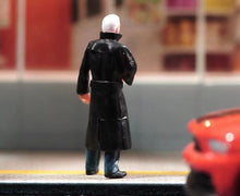 Load image into Gallery viewer, 1:64 Painted Figure Model Miniature Resin Diorama Sand Black Coat White Hair Man