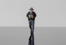 Load image into Gallery viewer, 1:64 Painted Figure Model Miniature Resin Diorama Policeman Police Officers Set