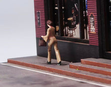 Load image into Gallery viewer, 1:64 Painted Figure Model Miniature Resin Diorama Sand Walking Lady With Bag Toy