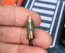 Load image into Gallery viewer, 1:64 Painted Figure Mini Model Miniature Resin Diorama Wind Coat Lady Man Couple